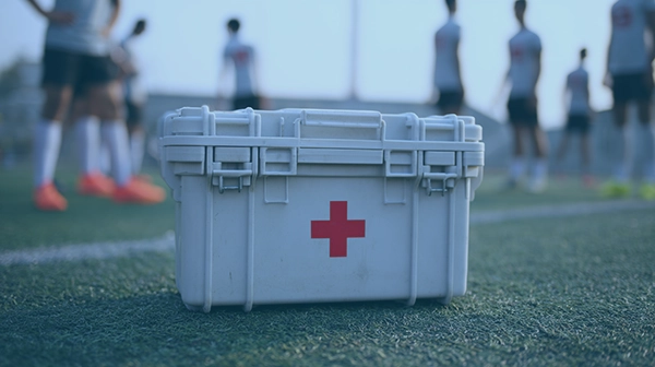 honeyartstudio a box with a white first aid kit with a red cr 450bd614 e65d 4065 947e 6f2cedd4a115 1 kopia